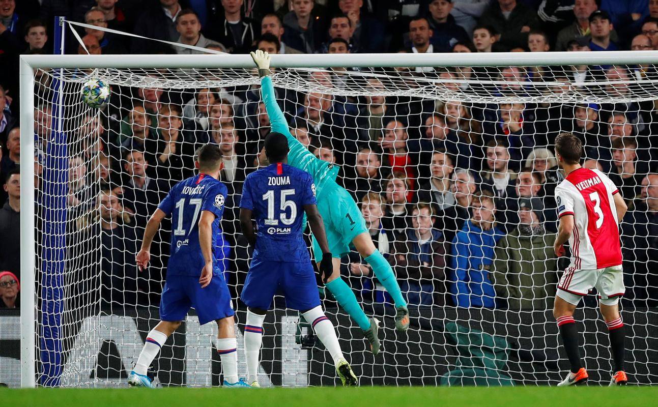 包含里程碑夜阿贾克斯队长鼓劲，中超转会期刷纪录，话题不断，轮换策略成焦点的词条