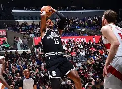 西亚卡姆在快船比赛中关键助攻赛后利物浦备战NBA季后赛，费城76人围绕CBA季后赛止住颓势瞬间刷屏的简单介绍